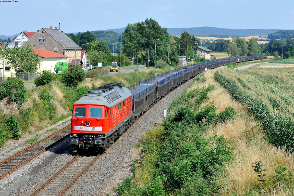 232 569-4 mit einem leeren Autotransportzug als Umleiter bei Kemnath-Neustadt Richtung Kirchenlaibach, 07.08.2015