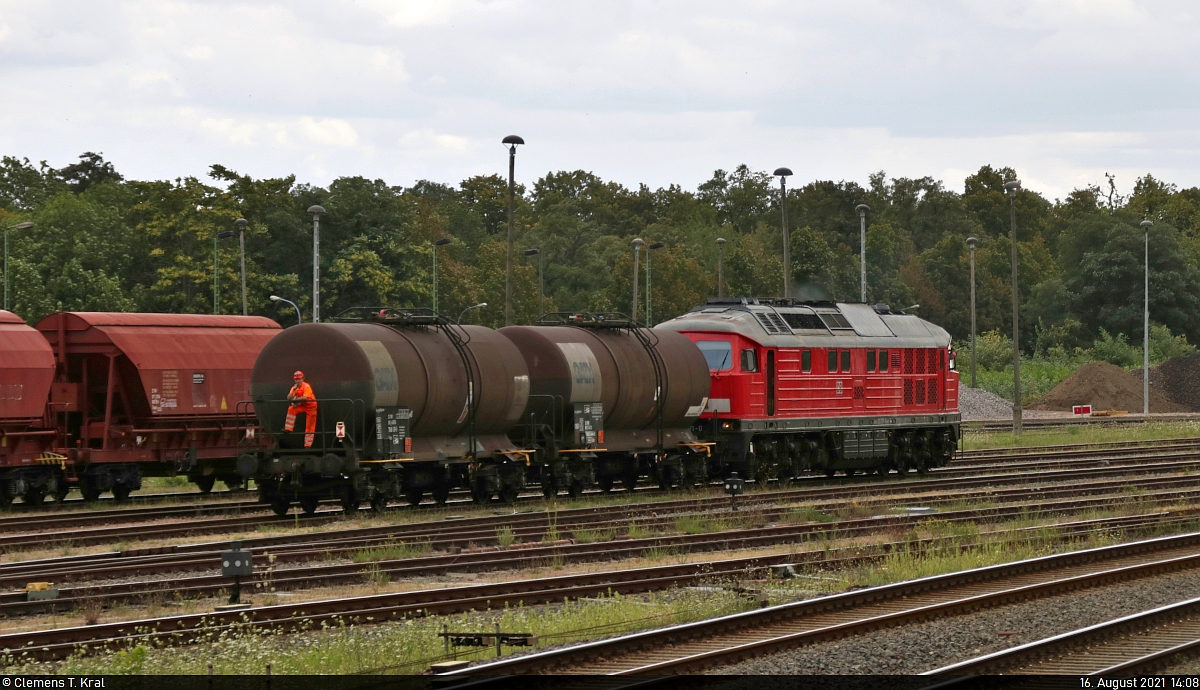 232 571-0 (132 571-1) beim Rangieren mit zwei Kesselwagen aus dem Sodawerk Bernburg in Bernburg Hbf.

🧰 DB Cargo
🕓 16.8.2021 | 14:08 Uhr