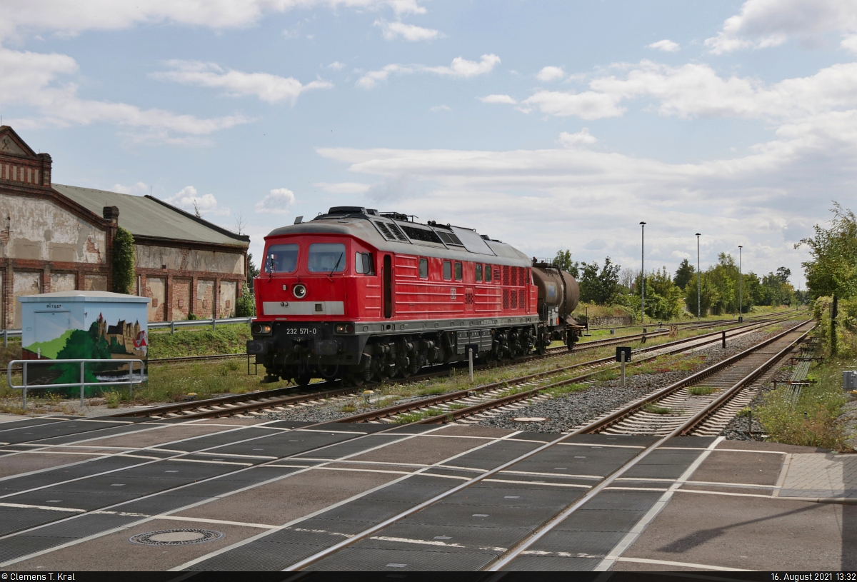 232 571-0 (132 571-1) kommt mit einem Kesselwagen ( Nahgüterzug ) in Bernburg Hbf an.
Aufgenommen am Bahnübergang Parkstraße.

🧰 DB Cargo
🚩 Bahnstrecke Köthen–Aschersleben (KBS 334)
🕓 16.8.2021 | 13:32 Uhr