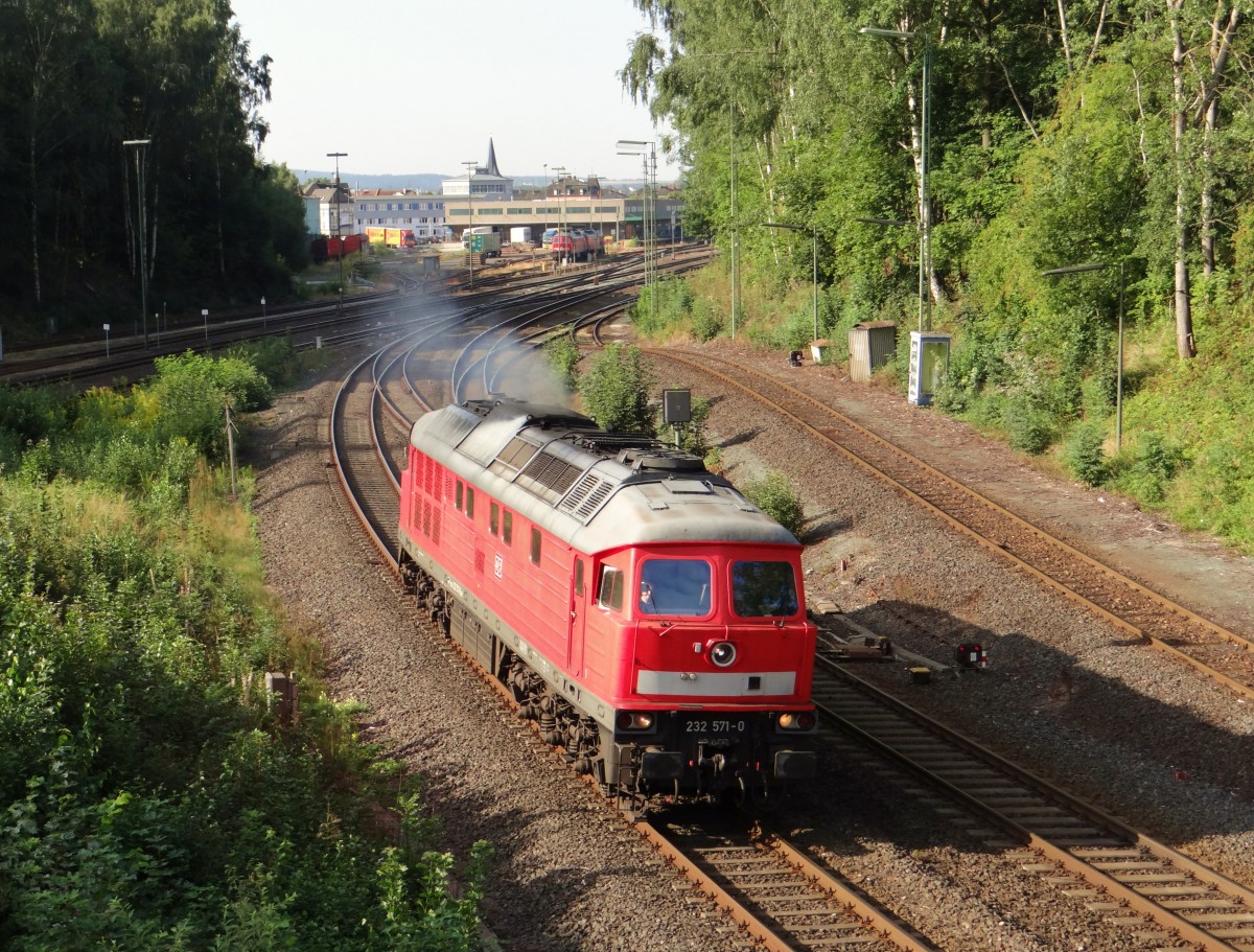 232 571-0 bei der Ausfahrt in Marktredwitz am 01.09.15.