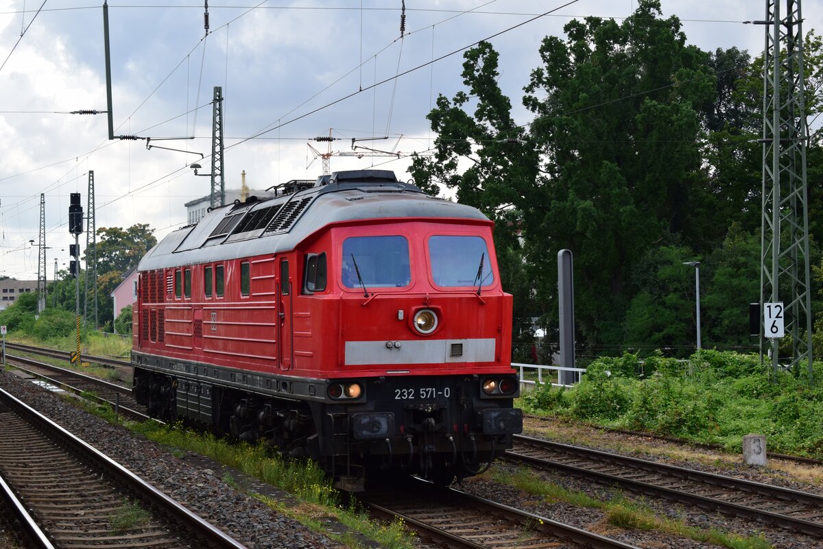 232 571-0 dieselt durch Magdeburg Neustadt gen Magdeburg Hbf.

Magdeburg 04.08.2021