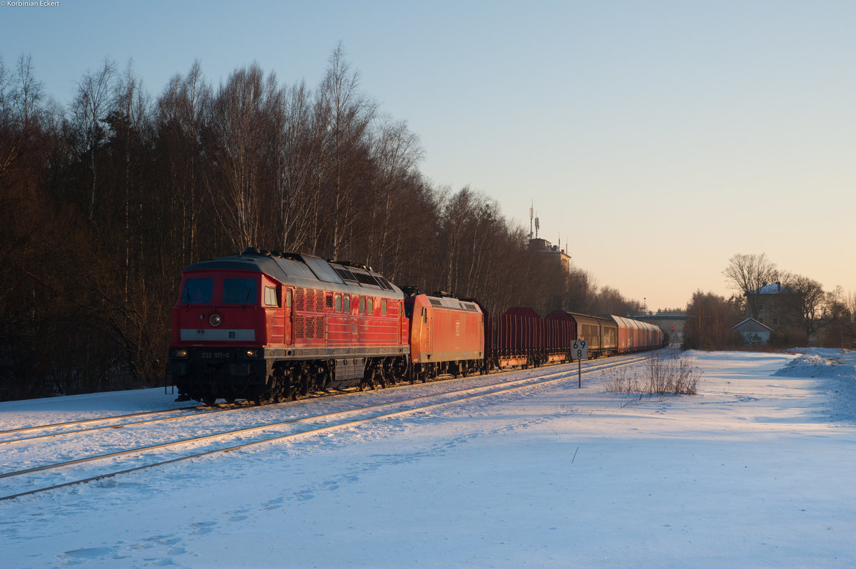 232 571-0 mit dem EZ 51724 bei der Durchfahrt in Marktleuthen, 27.01.2017