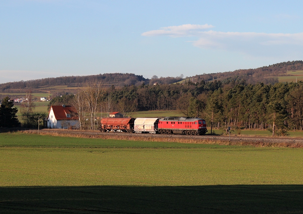 232 571 (altbelüftet) bespannte am 27.12.13 den EK 56937 von Amberg nach Schwandorf