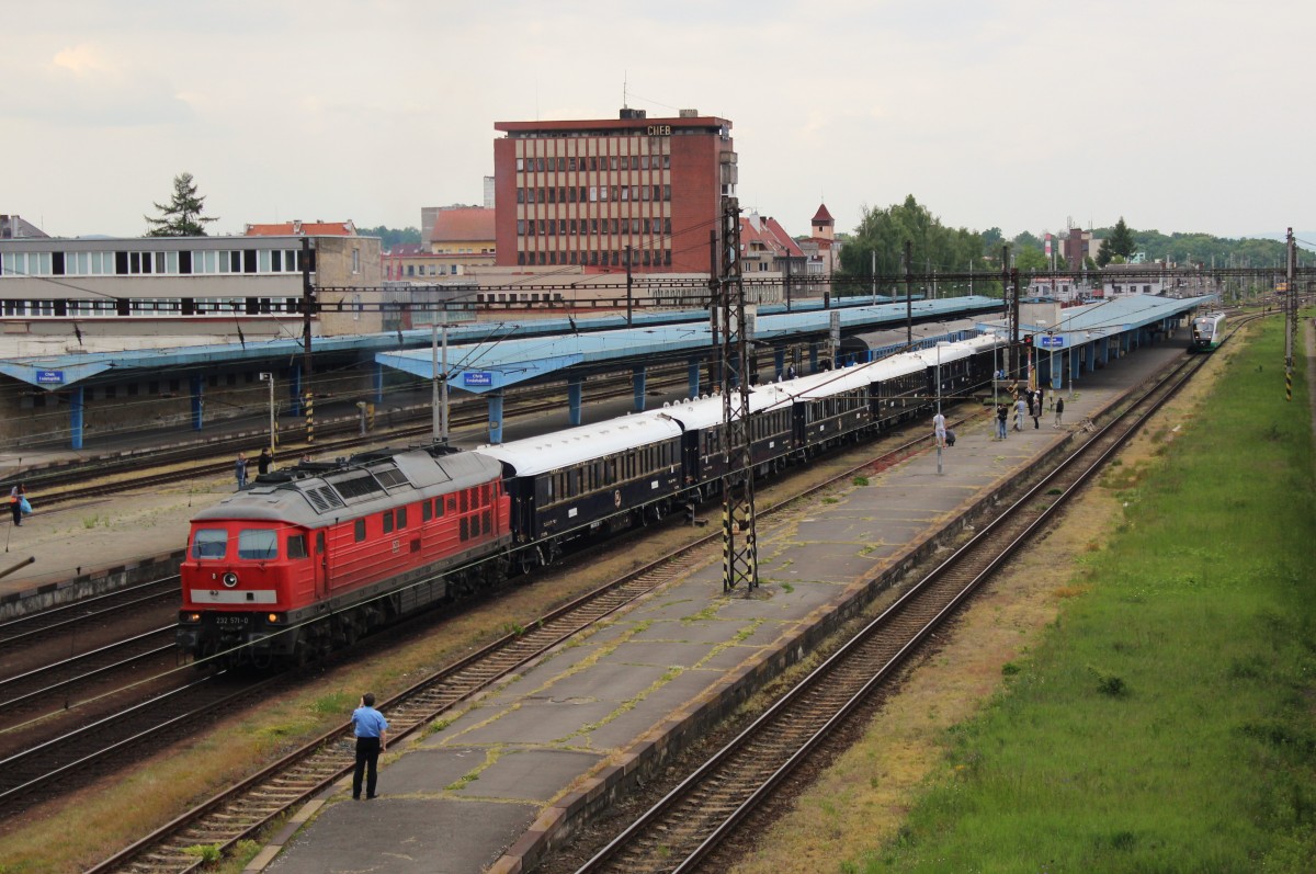 232 571 bespannte den Orient-Express am 23.05.15 ab Cheb nach Deutschland.