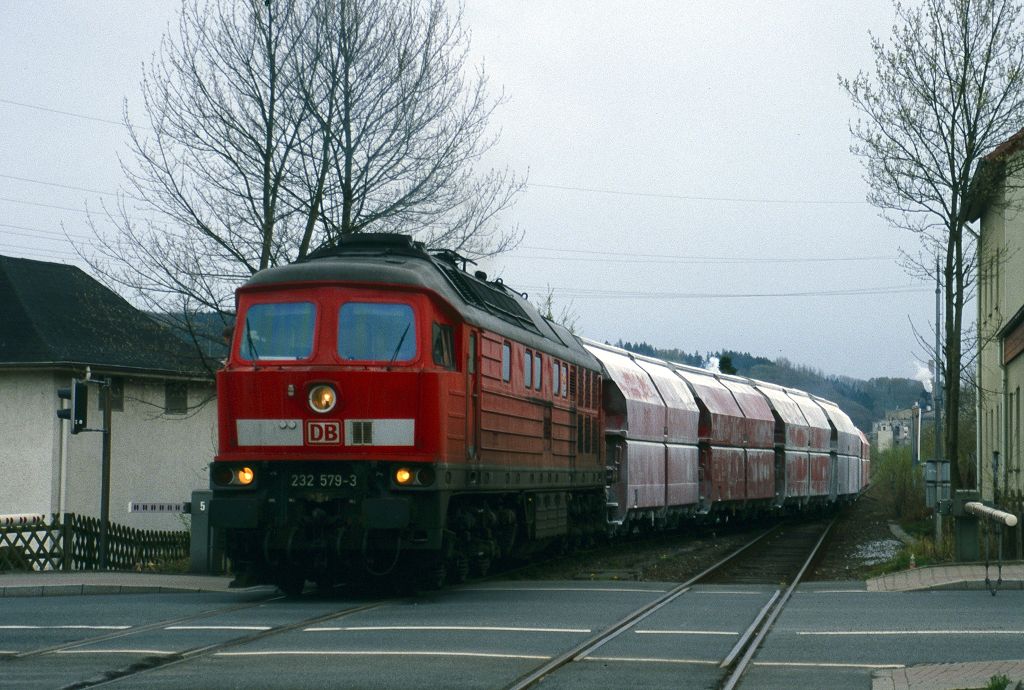 232 579 rangiert in Lendringsen mit Rheinkalk-Sonderzug von Gleis 3 (RWK-Werksgleis) nach Gleis 2 (Hönnetalbahn)am 19.04.2004. 