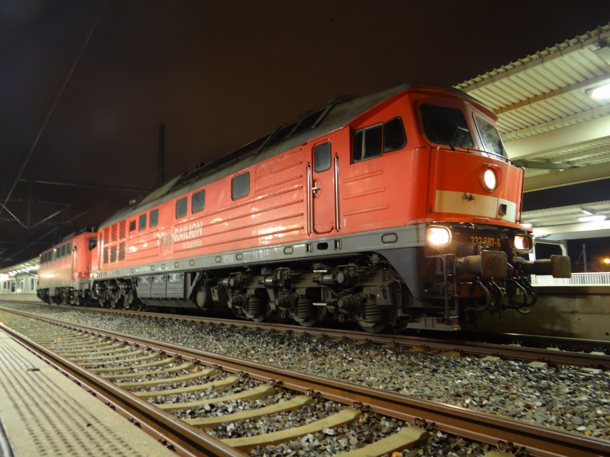 232 587-2 und 140 506-7 stehen am 20.11.13 in Plauen/V. oberer Bahnhof.
Die 140 506-7 macht zur zeit Testfahrten zwischen Plauen und Hof.