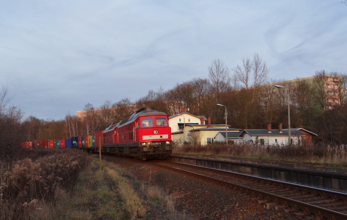 232 587 und 232 254 mit einem Elbtalumleiter am 03.12.13 in Plauen/V. West.