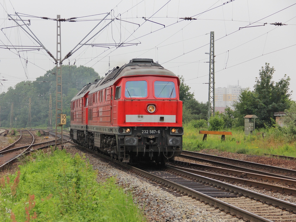232 587-6 mit 241 353-2 in Leipzig-Thekla. Aufgenommen am 12.07.2013.