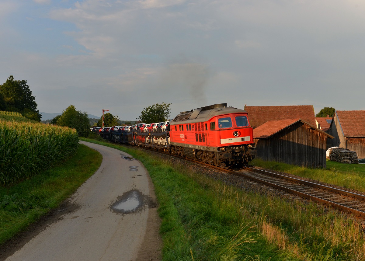 232 587 mit einem Autozug am 06.09.2014 bei Kothmaißling.