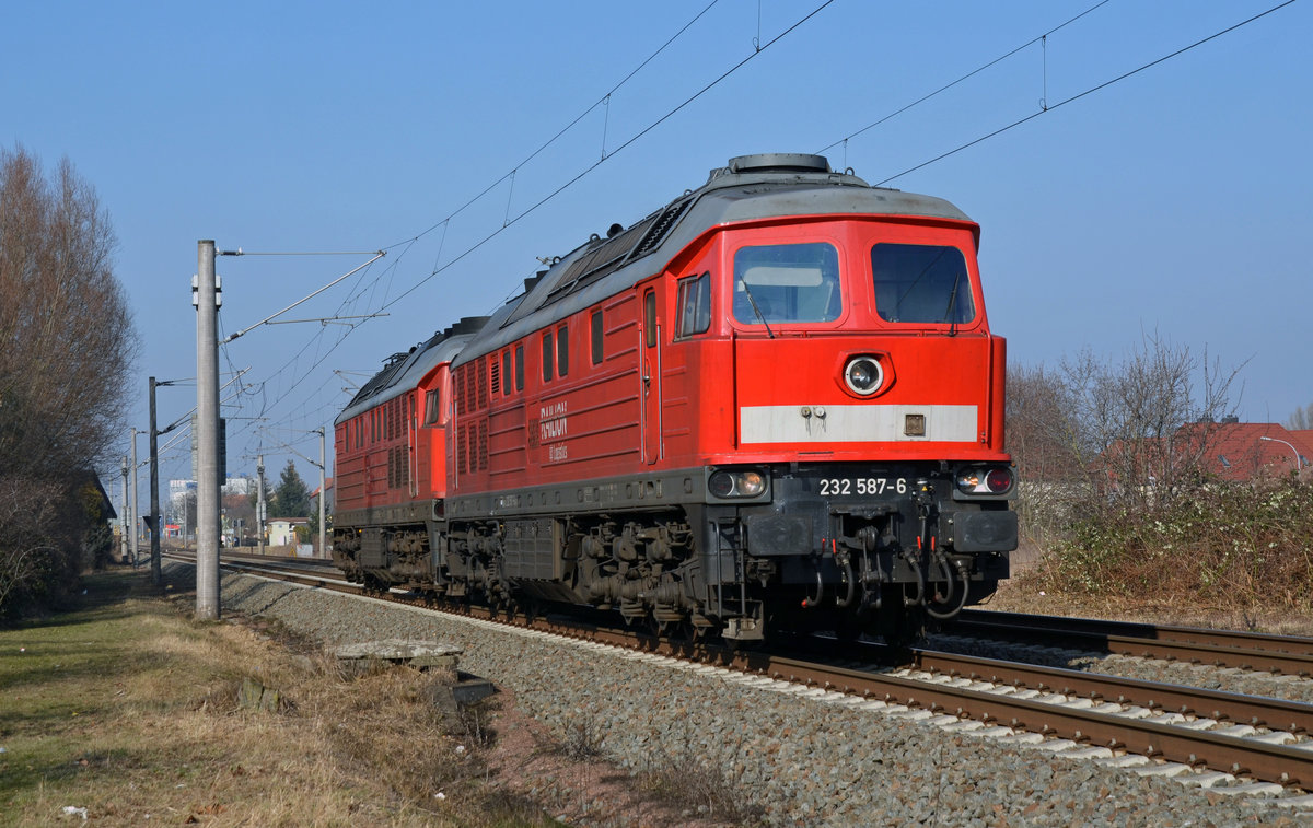 232 587 schleppte am 16.02.17 ihre Schwester 233 709 durch Greppin in Richtung Leipzig.