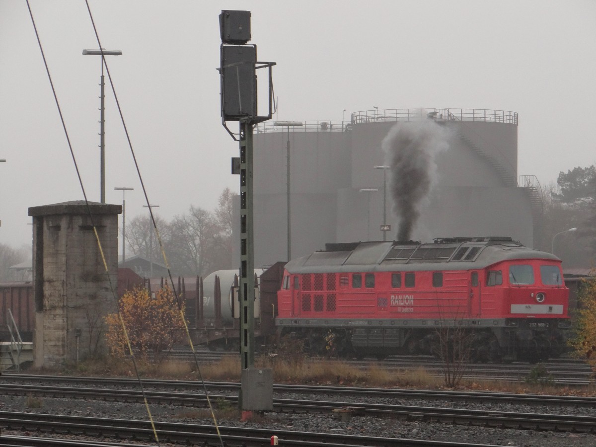 232 589-2 beim Starten im Nebel am 13.11.13 in Marktredwitz.