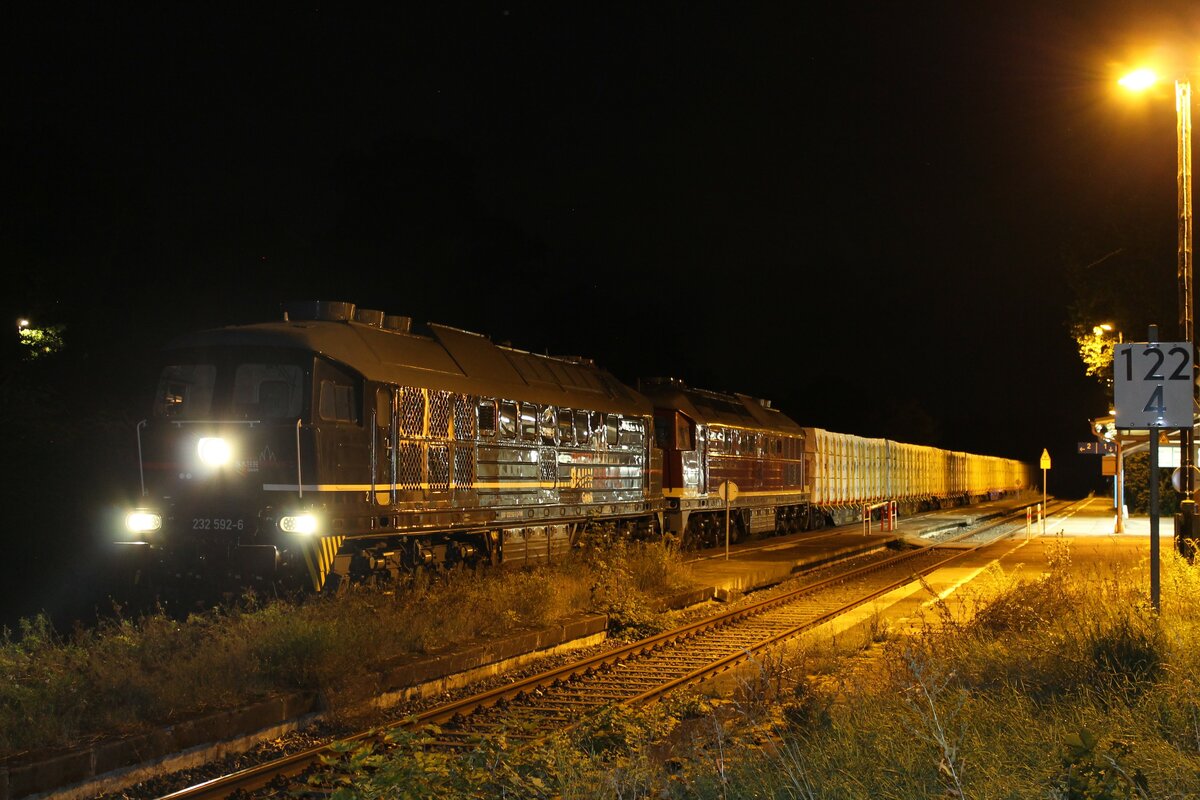 232 592-6 und 132 293-2 (beide EBS) mit dem Mercer-Bretterzug am Abend des 16.9.2021 beim Kreuzungshalt in Pößneck ob. Bhf.