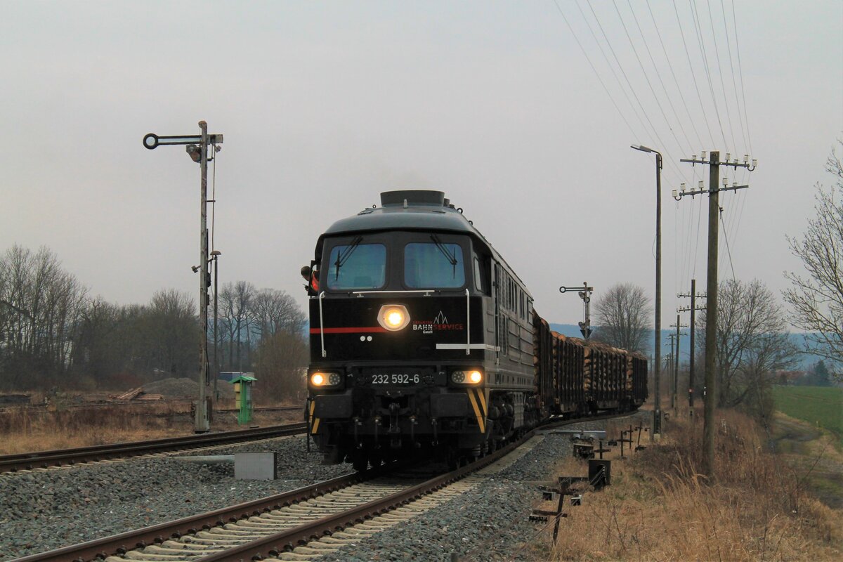 232 592-6 (EBS) beim Bereitstellen ihres Holzzuges am frühen Abend des 17.3.2022 in Triptis
