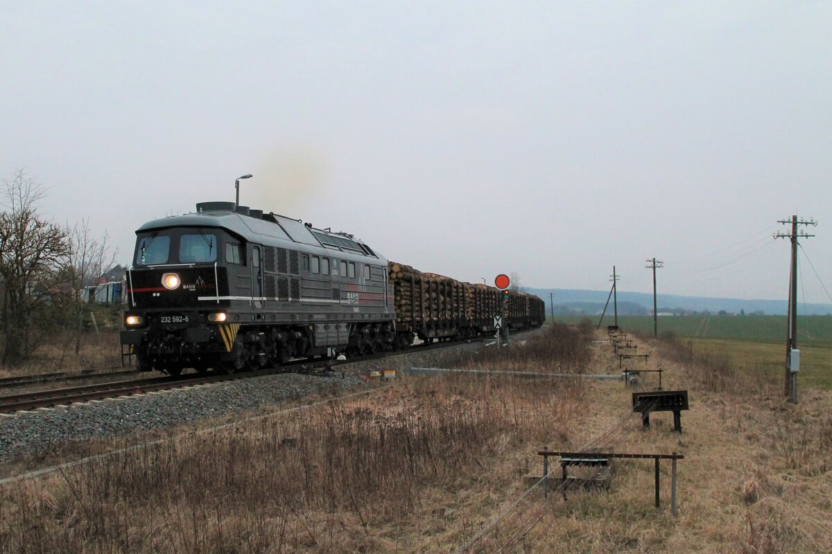 232 592-6 (EBS) mit einem Holzzug am 17.3.2022 bei der Ausfahrt aus Triptis in Richtung Gera