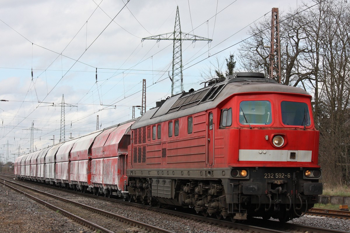 232 592 am 12.4.13 mit einem Kalkzug in Ratingen-Lintorf.