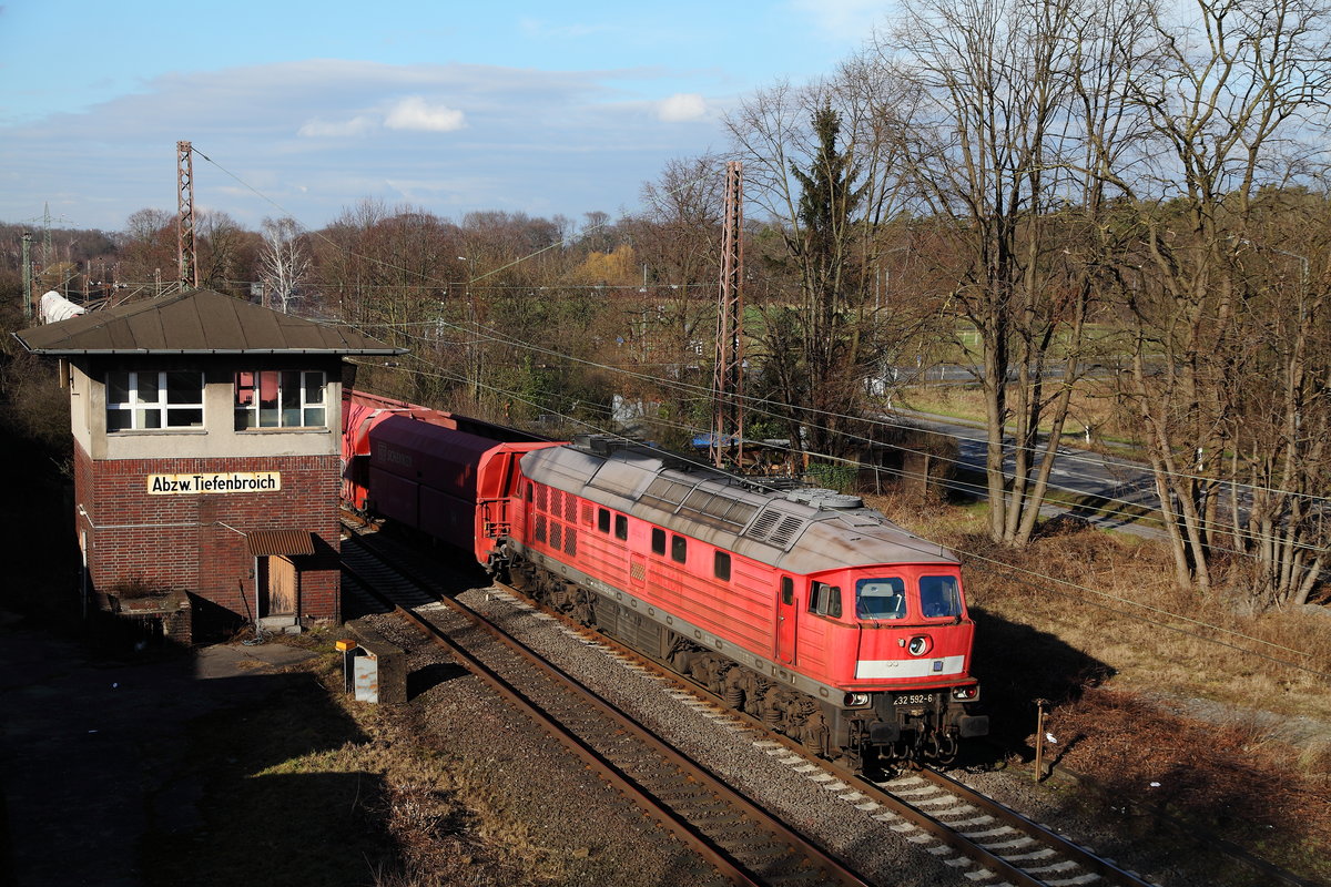 232 592 am 14.02.2015 am Abzweig Tiefenbroich auf dem Weg nach Flandersbach mit dem leeren  Holland-Kalk  GM 47745.