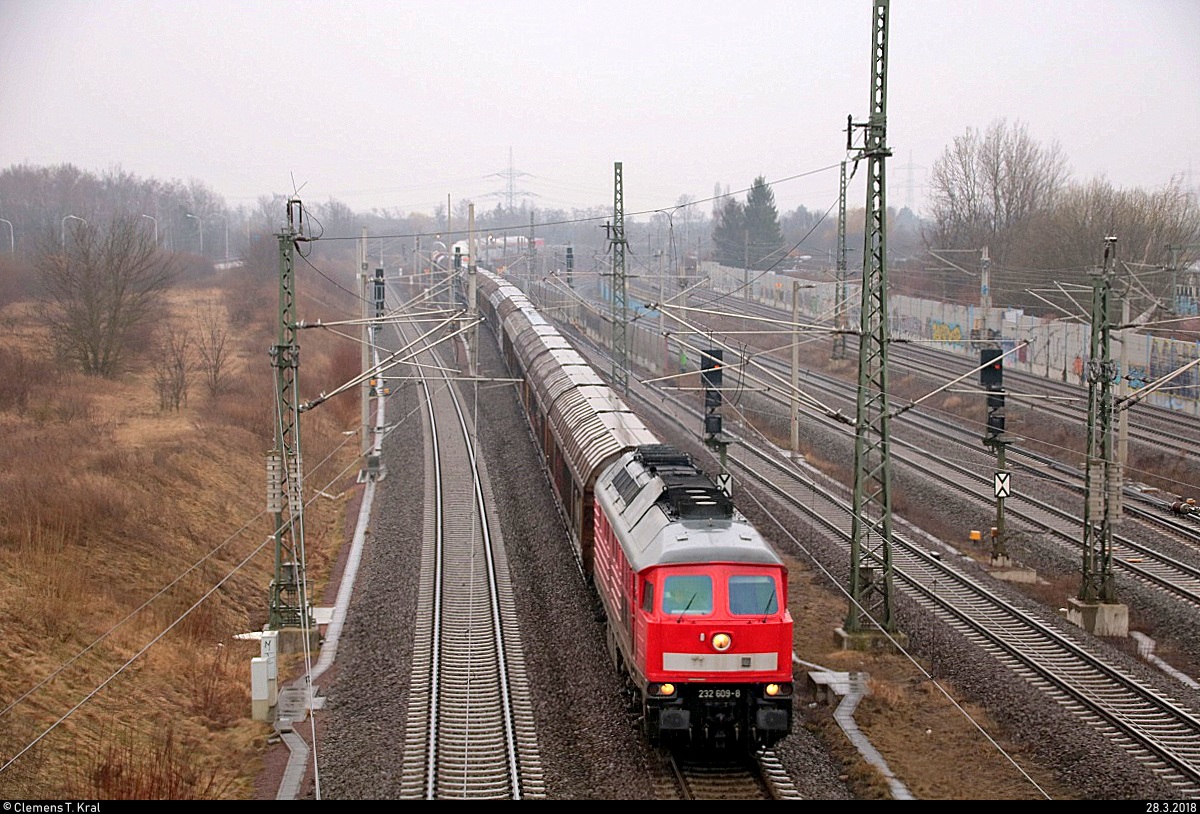 232 609-8 DB als Schiebewandzug passiert den Abzweig Thüringen (At) Richtung Norden. Aufgenommen von der Brücke Dieselstraße, Halle (Saale). [28.3.2018 | 9:03 Uhr]