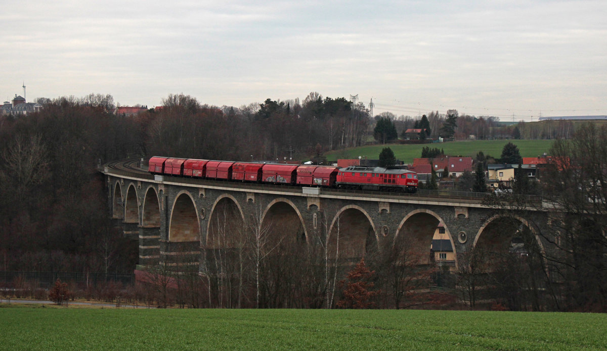 232 609-8 fährt am 18.12.2108, mit dem Leergips zum Heizkraftwerk Chemnitz Küchwald, über das Bahrebachviadukt in Wittgensdorf. In Küchwald werden die Wagen mit Gips beladen.

Bei der Verbrennung von Kohle entstehen Rauchgas und Asche. Das mit Ascheteilchen beladene Rauchgas leiten wir daher durch Elektrofilter. Beim Strömen durch ein elektrisches Feld werden die Staubteilchen abgesondert, gesammelt und fachgerecht entsorgt. Die Filterasche wird unter anderem als Zusatzstoff bei der Bodenverfestigung im Straßenbau und bei der Verfüllung von ehemaligen Bergbauschächten verwendet.

Bevor das Rauchgas über den Schornstein in die Luft gelangt, reinigen wir es mit Hilfe modernster technischer Möglichkeiten. Das Rauchgas der Blöcke B und C wird nach den Elektrofiltern dem Absorber der Rauchgasreinigungsanlage zugeführt und entschwefelt. Dazu passieren die Gase von unten nach oben Sprühebenen und werden  mit einer Kalksteinmehlsuspension berieselt; sie kühlen sich dabei auf 65 Grad Celsius ab. Die Suspension nimmt das Schwefeldioxid auf und wird im unteren Kreislauf mit Luft aufoxidiert, so entsteht Gips als Reststoff. Der Gips wird bis auf 10 Prozent Restfeuchte entwässert und einer vollständigen Verwertung in der Bauindustrie zugeführt.

Quelle  Eins Energie in Sachsen  https://www.eins.de/über-eins/infrastruktur/konventionelle-energieerzeugung/heizkraftwerk-chemnitz/funktionsweise-1/
