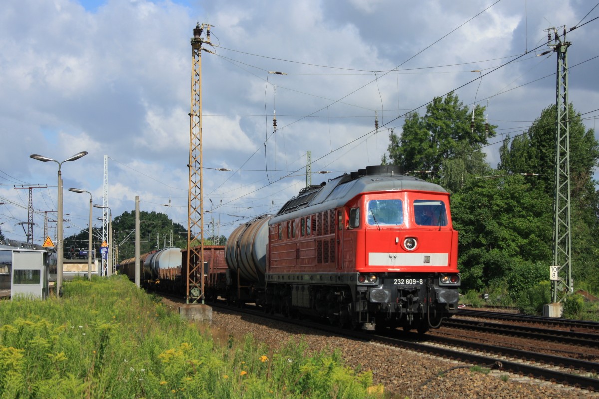 232 609 zieht einen Güterzug durch Leipzig-Thekla Richtung Leipzig-Schönefeld am Sonntag, 26. Juli 2015.