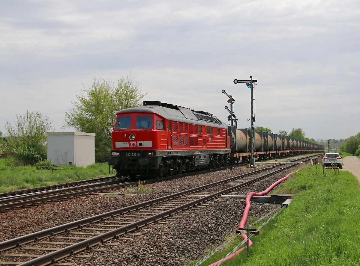 232 636-0 mit einem Müllzug in Richtung Mühldorf. Aufgenommen am 05.05.2015 in Tüßling.