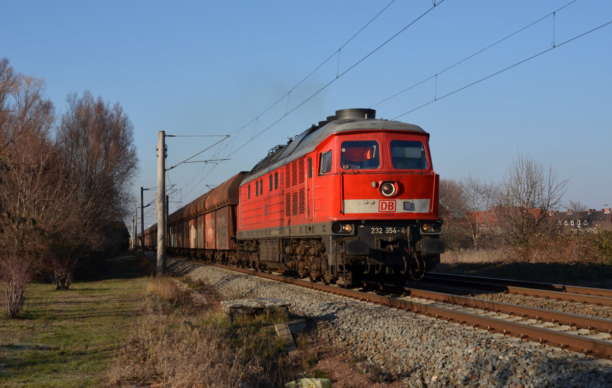 232 654 bespannte am 20.01.19 den Leerkohlezug von Dessau nach Profen. Hier passiert der Leerzug Greppin Richtung Bitterfeld.