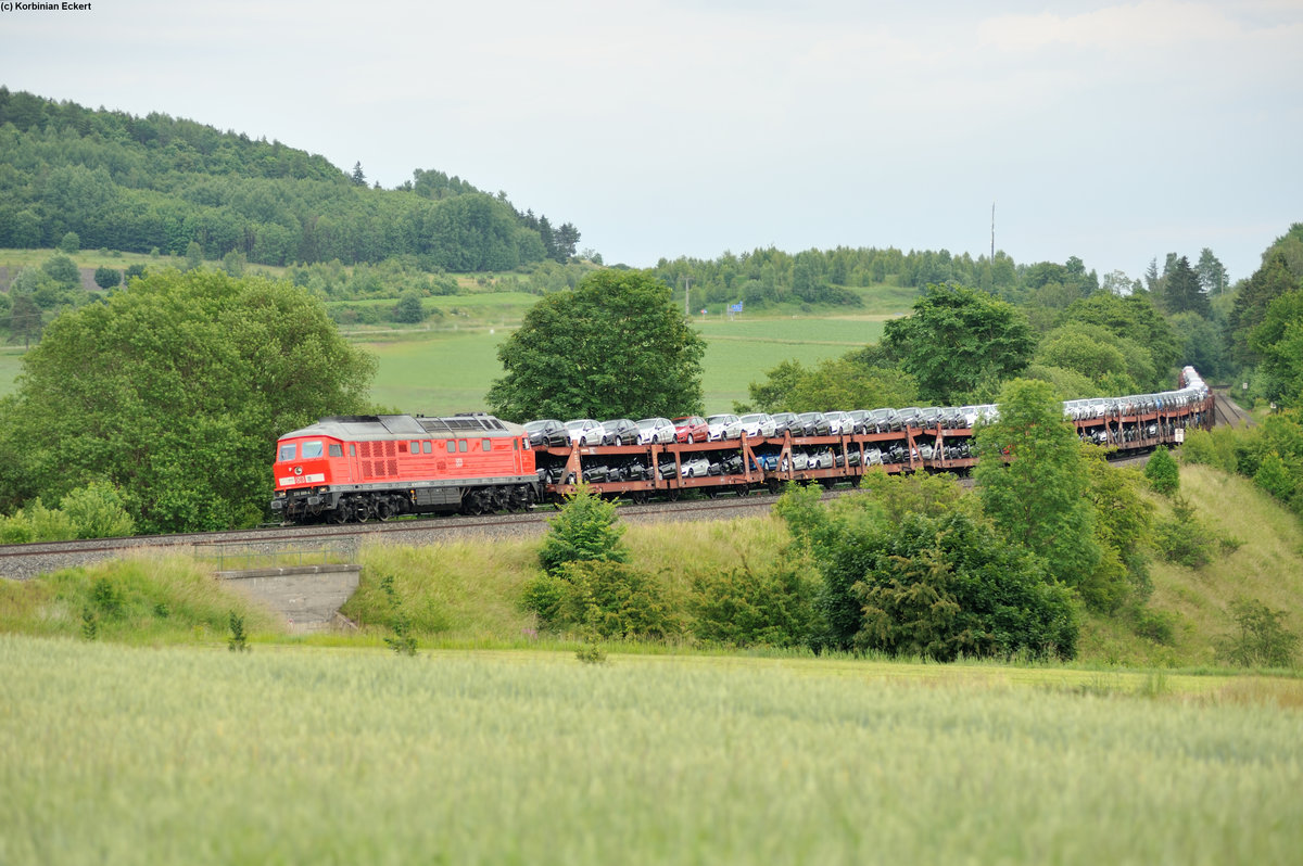 232 668-4 mit einem Autotransportzug Richtung Marktredwitz bei Lengenfeld, 26.06.2015