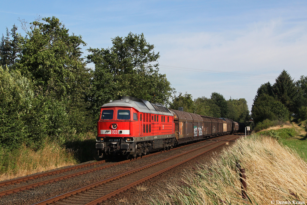 232 668 mit einem Güterzug am 22.07.2014 bei Bredstedt.