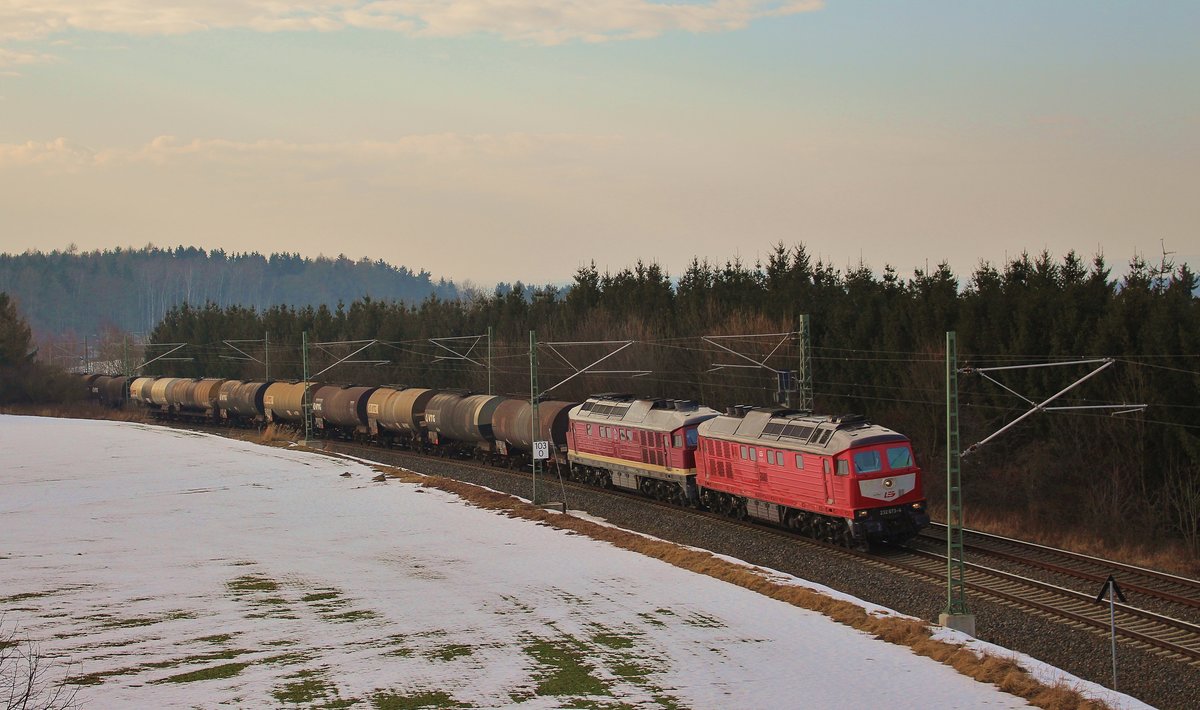 232 673-4 und 132 109-0 (LEG) mit einem leeren Kesselzug zu sehen am 16.02.17 am Frohsinn bei Herlasgrün.