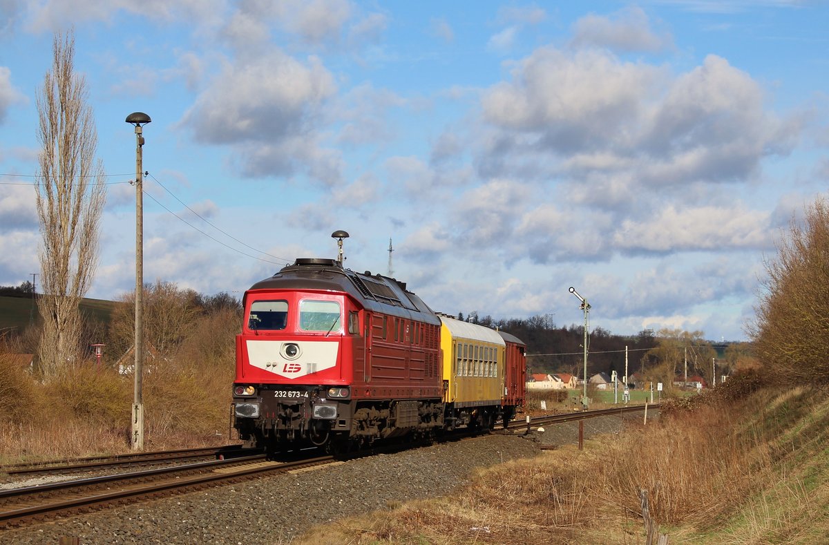 232 673-4 (LEG) fuhr am 09.03.19 nach Gera um 52 8075-5 abzuholen.
Hier ist der Zug in Caaschwitz zu sehen.