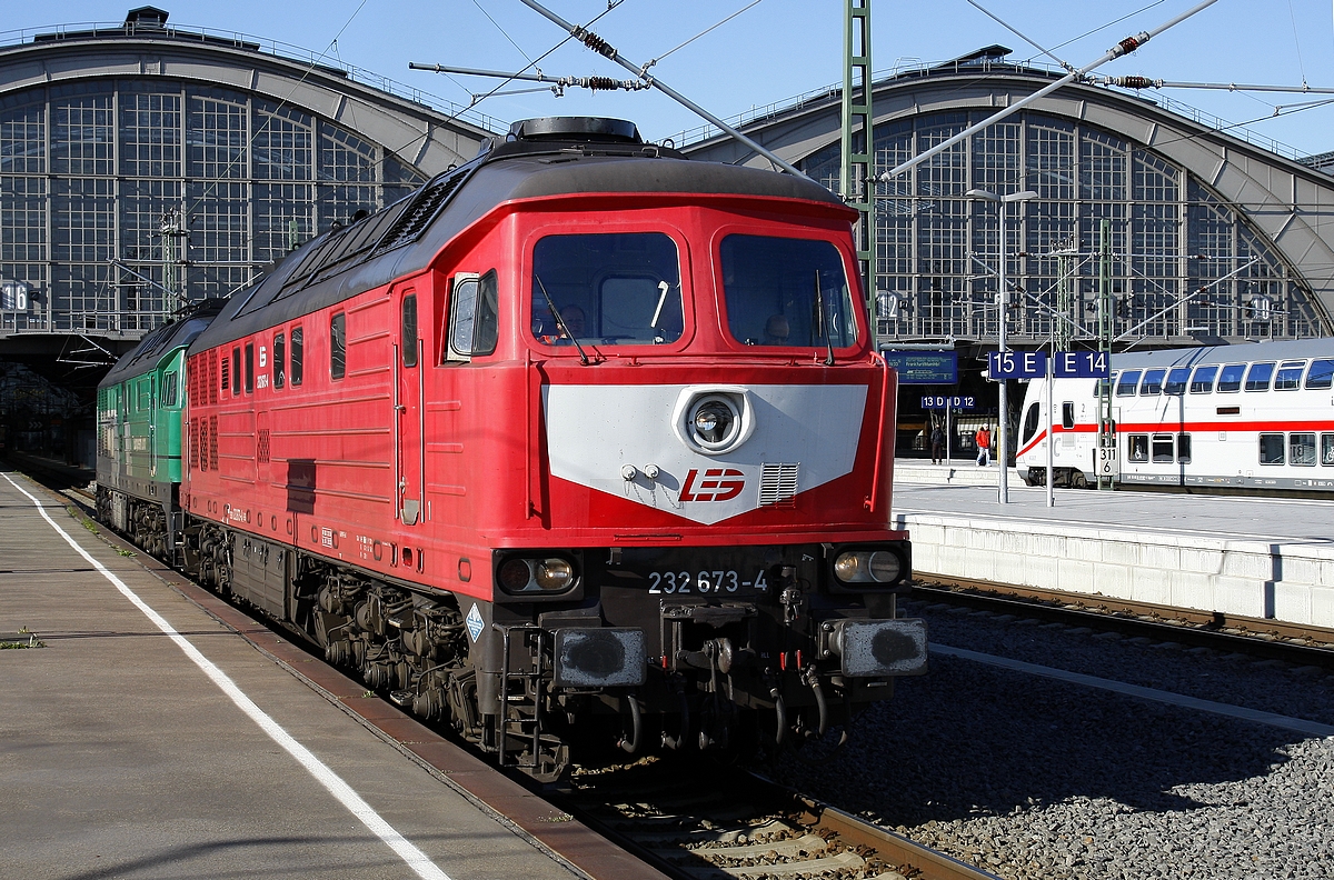 232 673 der DEG und 232 413 von european loco stehen am Morgen des 17.04.2022 abfahrbereit in Leipzig Hbf. Die kyrillische Anschrift (an der Seite der führenden Lok) lässt auf eine Provinienz weit im Osten schließen?).