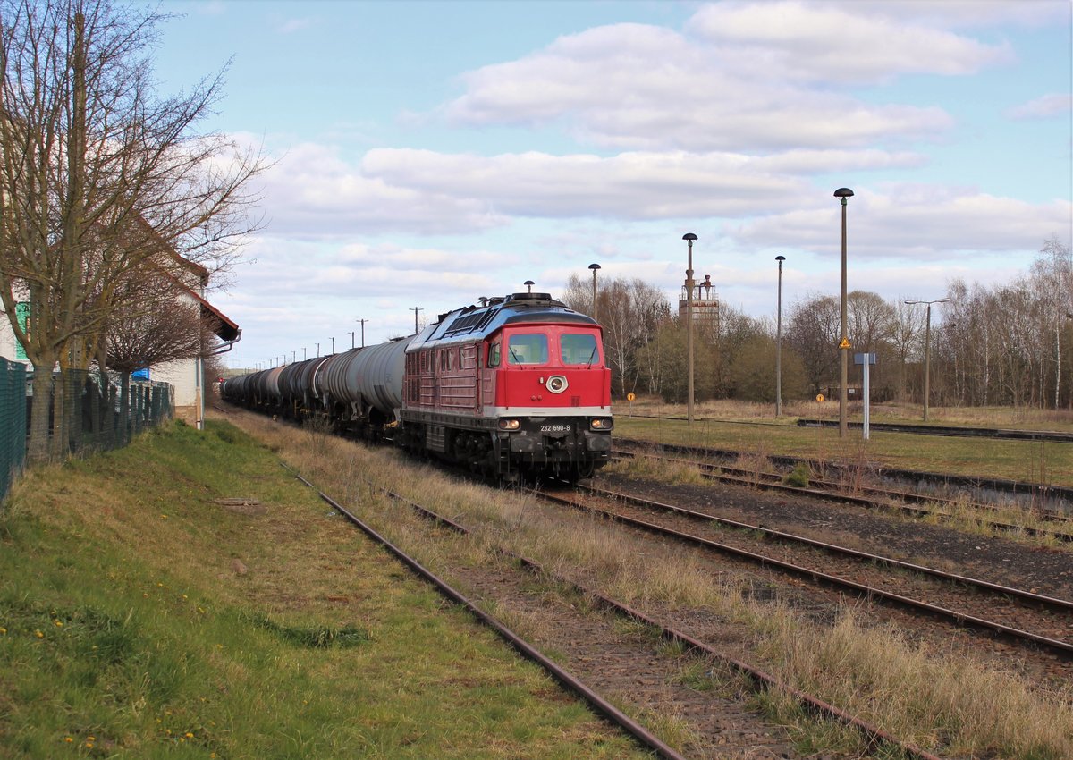 232 690-8 (EBS) zu sehen am 31.03.20 mit einem Kesselzug in Niederpöllnitz.