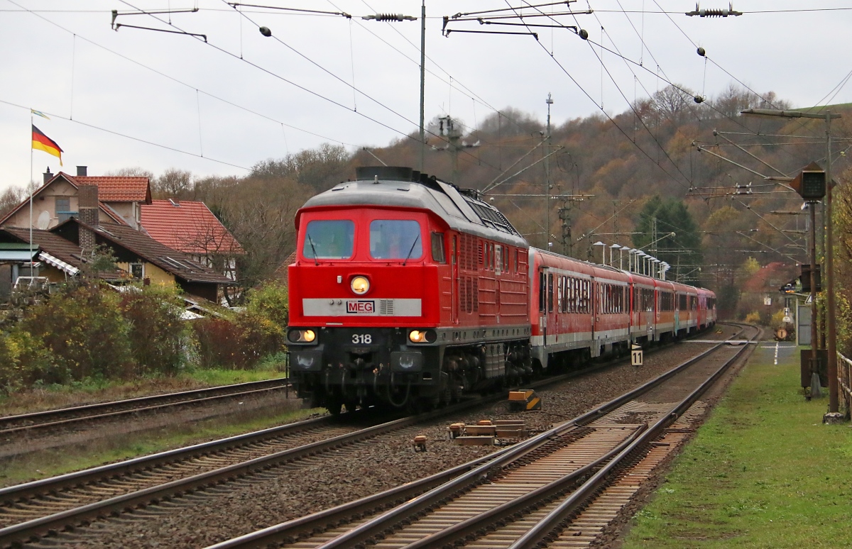 232 690-8 (MEG 318) mit einigen 628ern am Haken in Fahrtrichtung Bebra. Aufgenommen am 14.11.2015 in Lispenhausen.