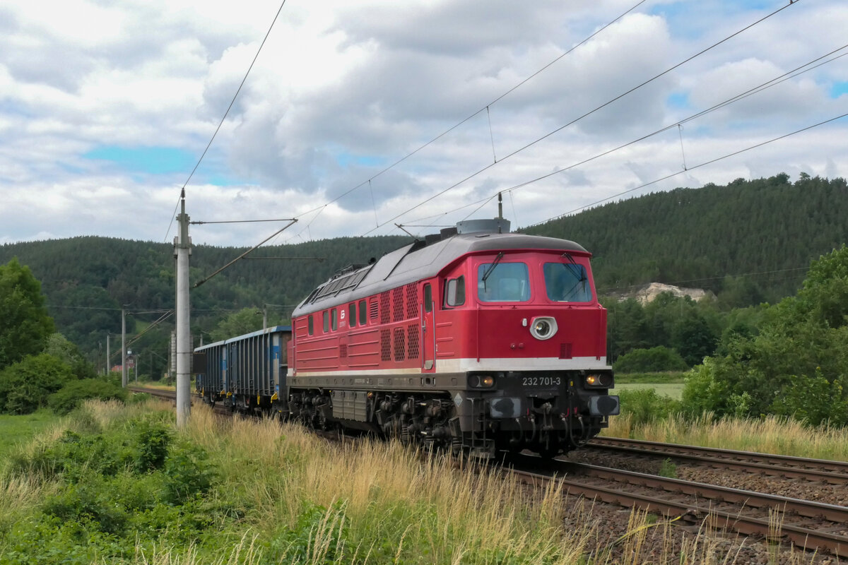 232 701 der LEG war am 30.06.2021 mit der Aufgabe betraut, für BELog zwei Ea-Wagen von Köthen nach Saalfeld zu bringen. In Remschütz klackte der Auslöser.