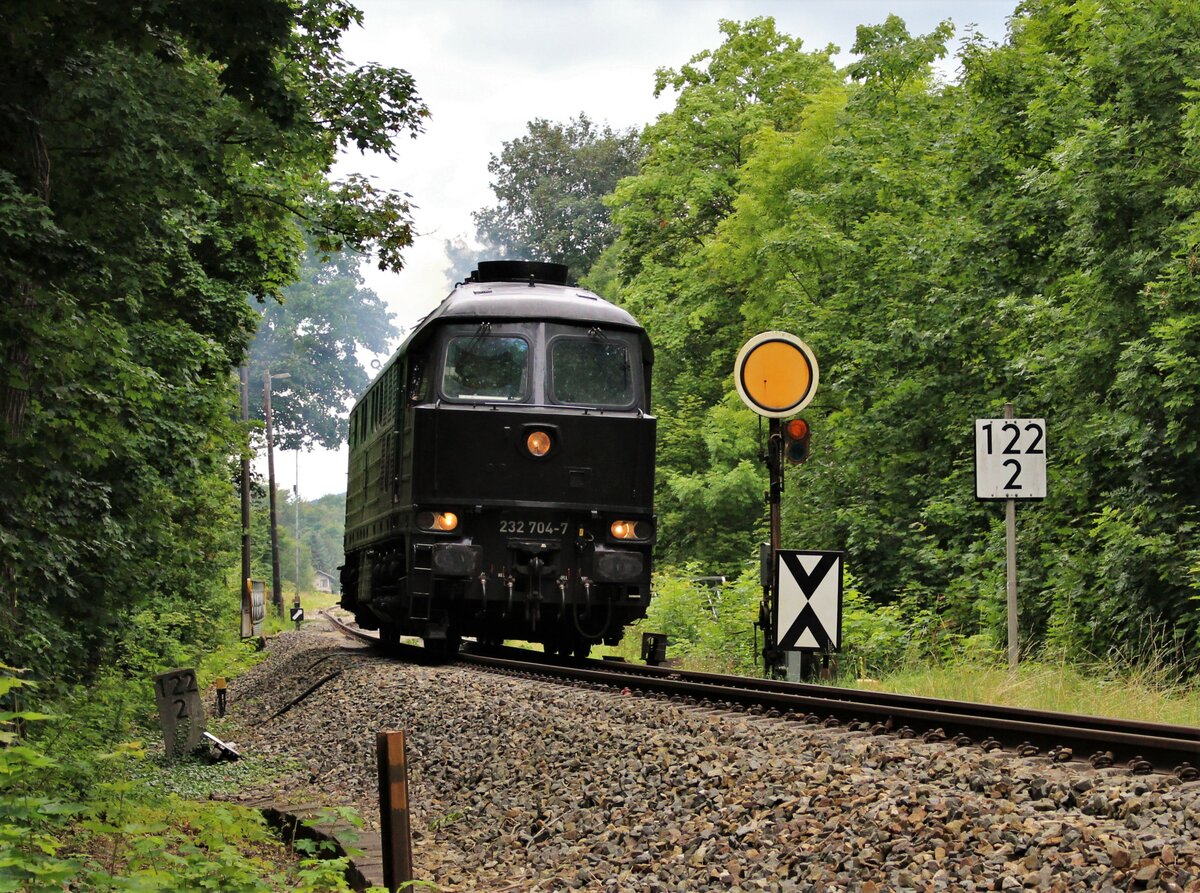 232 704-7 war am 19.08.21 in der Ausfahrt Pößneck oberer Bahnhof Richtung Gera zu sehen.