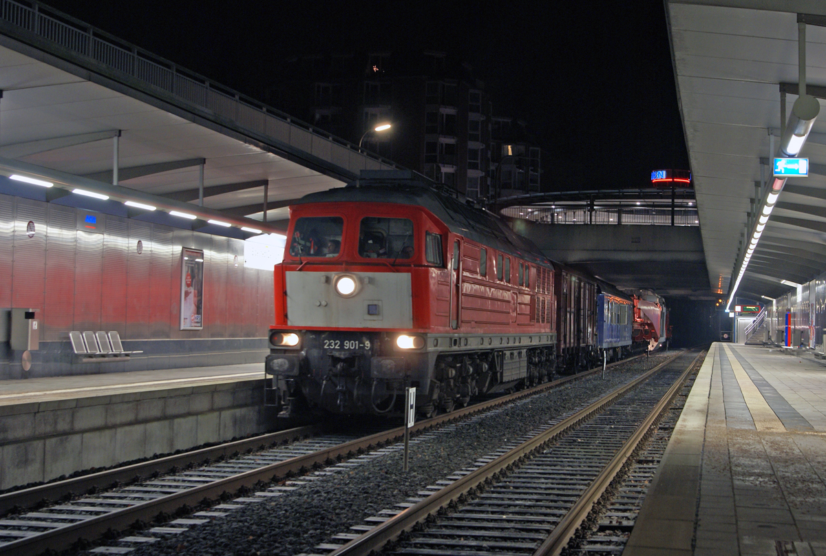232 901-9 mit einem Trafozug zum Umspannwerk Friedrichsgabe am 03.02.2014 im Bahnhof Eidelstedt-Zentrum.