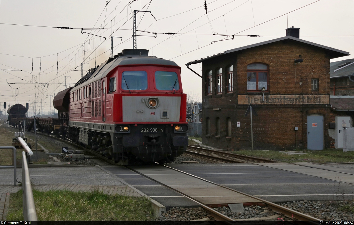 232 908-4 (232 699-9 | 132 699-0) verlässt den Bahnhof Teutschenthal auf dem Rückweg nach Erfurt. Am Haken hat sie zwei Schüttgutwagen der Gattung  Fcs-x <sup>092</sup>  und  Tads-z <sup>958.2</sup>  sowie vier Flachwagen der Gattung  Rs , die sie im hiesigen Schotterwerk abholte.
Von Gleis 3 kommend, passiert der Zug zunächst das elektromechanische Weichenwärter-Stellwerk  W2  am Bahnübergang (Bü) Straße der Einheit.

🧰 DB Cargo
🚩 Bahnstrecke Halle–Hann. Münden (KBS 590)
🕓 26.3.2021 | 8:24 Uhr