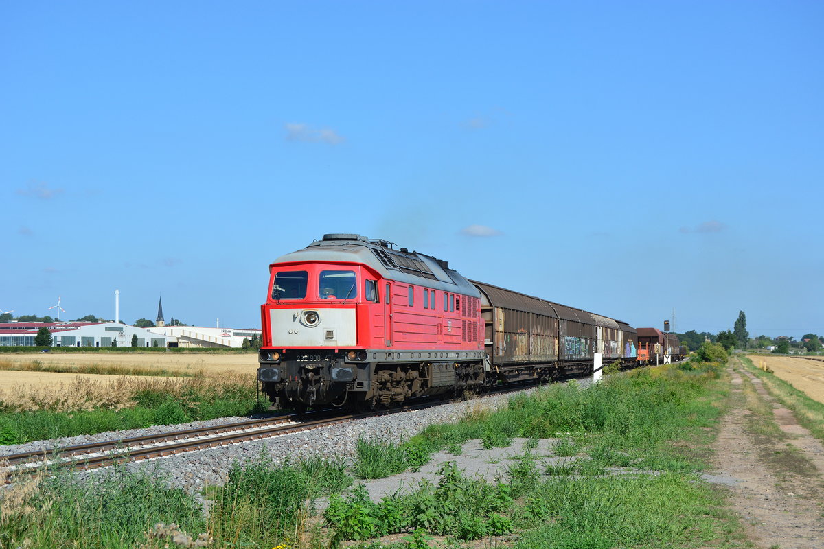 232 908-4 hat Groß Ammensleben soeben verlassen und zieht ihren Zug weiter nach Magdeburg.

Groß Ammensleben 23.07.2019