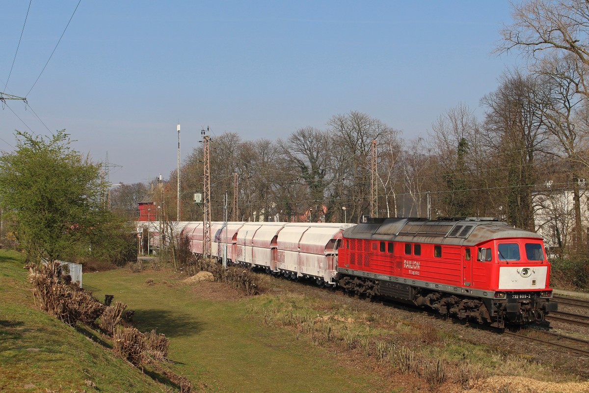 232 908 am 14.3.14 mit einem leeren Kalkwagenzug in Ratingen-Lintorf.