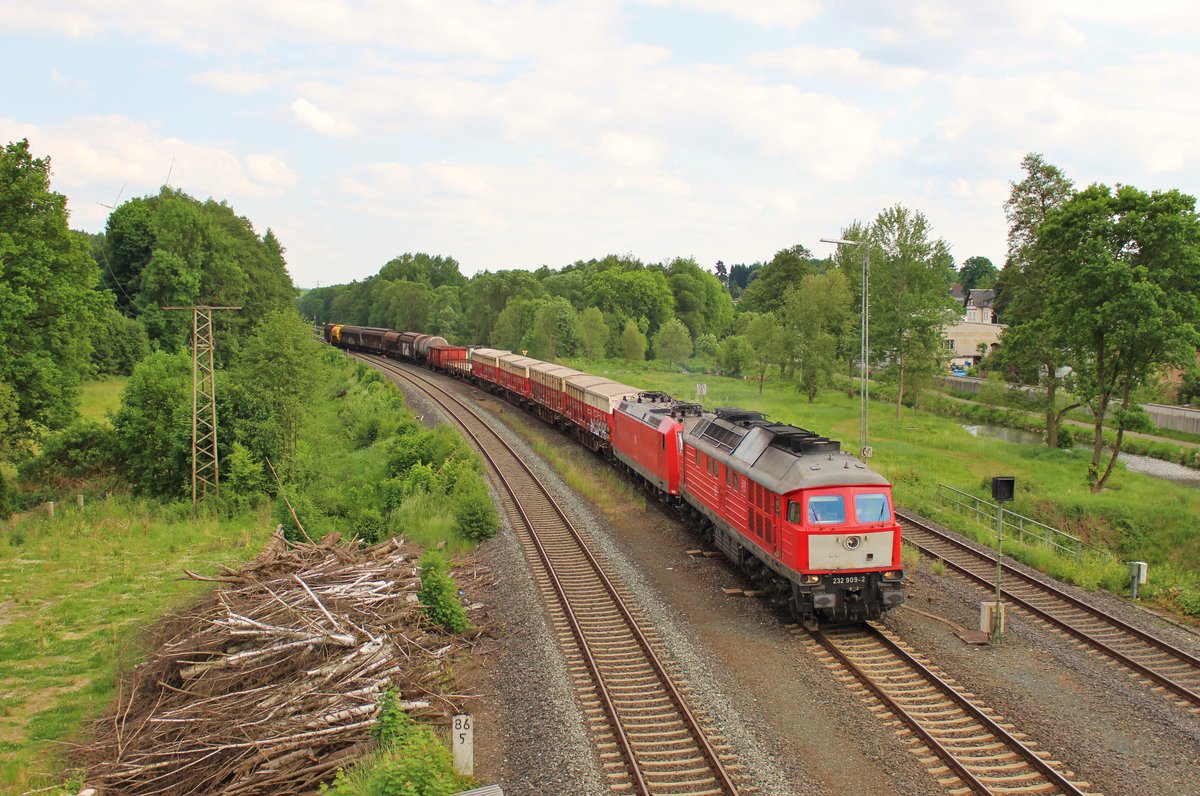 232 909-2 und 185 062-7 mit EZ 51724 zu sehen am 01.06.17 in Oberkotzau.