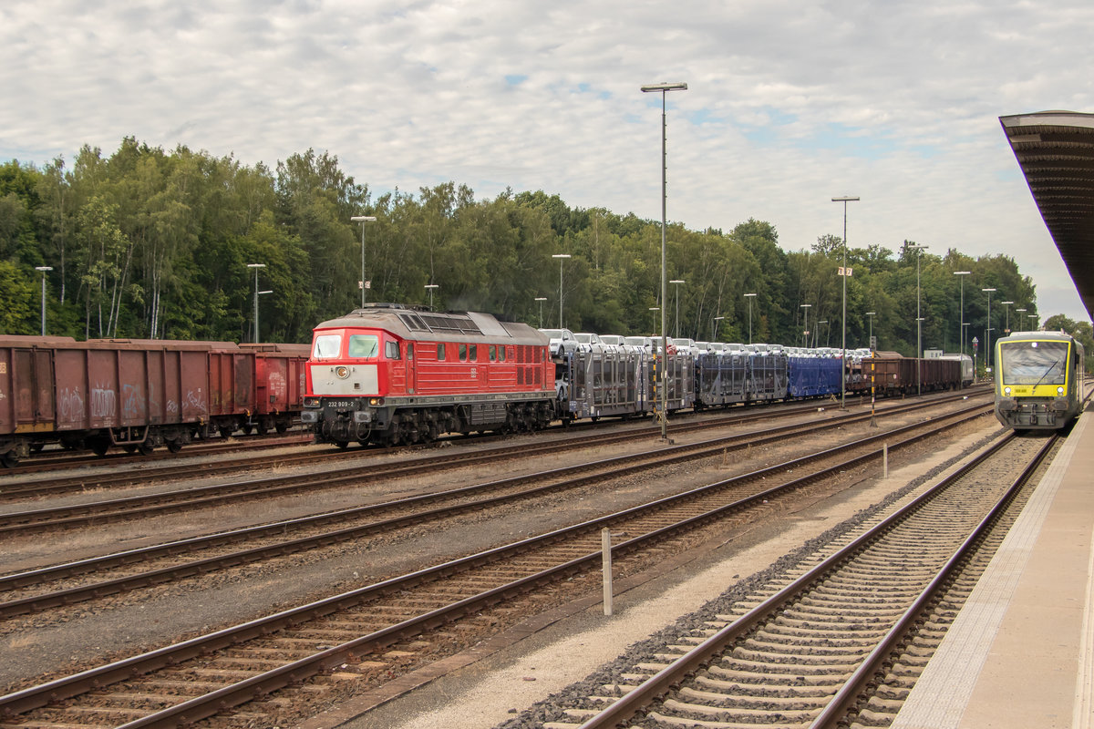 232 909-2 kommt am 4. August 2017 gegen Abend mit einem langen Güterzug aus Cheb am Bahnhof Marktredwitz an. 