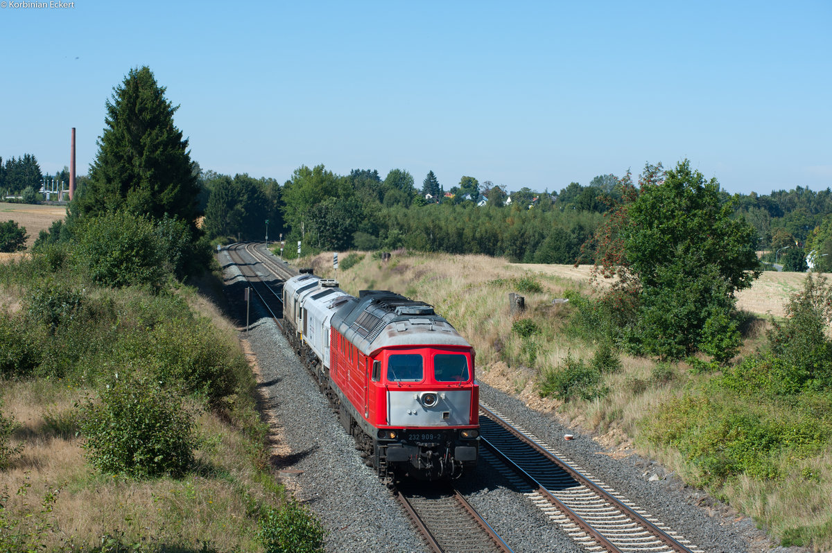 232 909 mit der Überführung aus Cottbus nach Nürnberg Rbf mit zwei Class66 bei Martinlamitz, 26.08.2016
