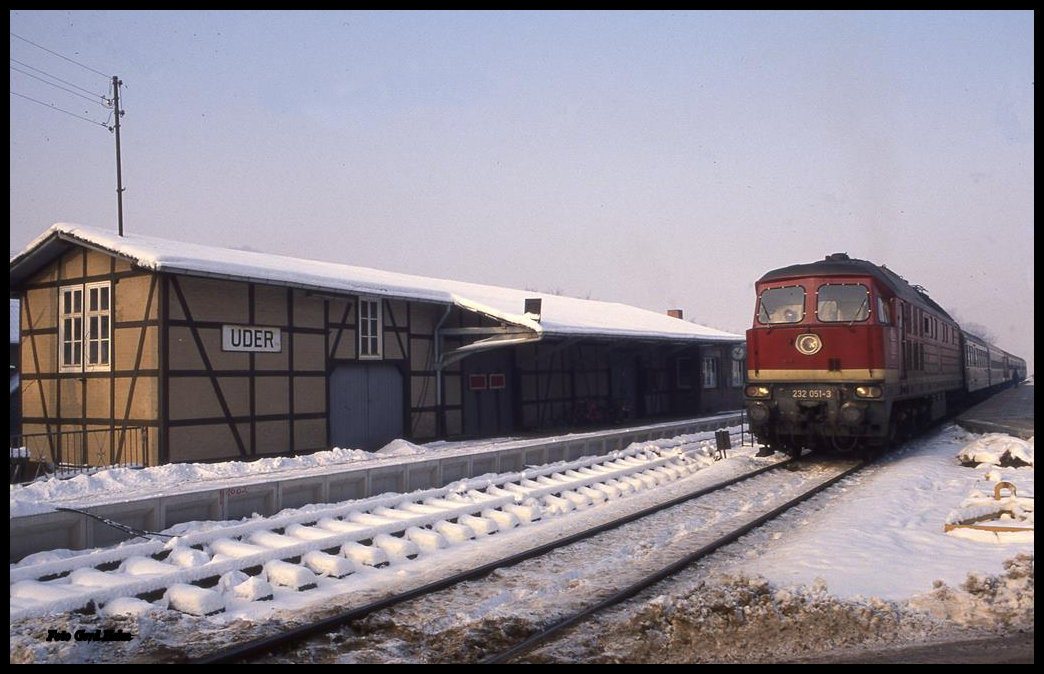 232051 mit E 3757 nach Nordhausen am 3.2.1993 um 10.02 Uhr im Bahnhof Uder.