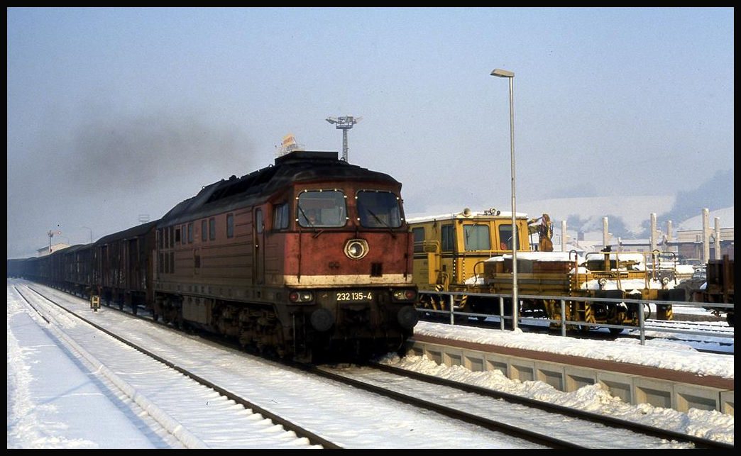 232135 fährt hier mit einem Güterzug in Richtung Nordhausen am 3.2.1993 um 10.12 Uhr durch den Bahnhof Uder.