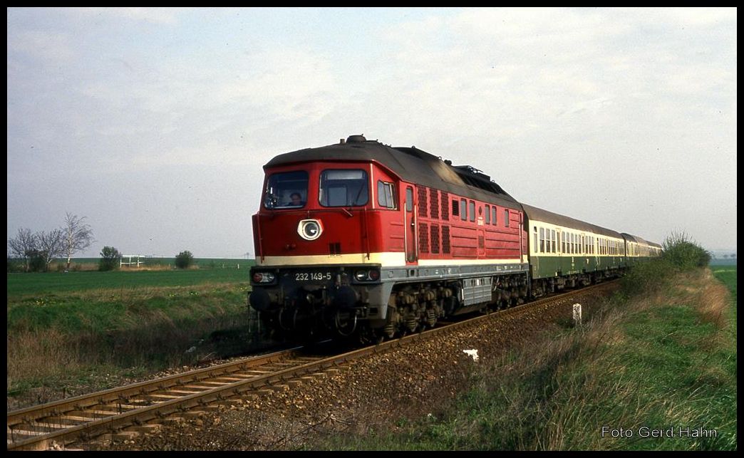 232149 war am 26.4.1992 um 8.58 Uhr mit dem E 843 nach Leipzig bei Könnern unterwegs. Der Zug bestand, wie man sehen kann, aus einer stilreinen Reichsbahn Garnitur in beige - grün.