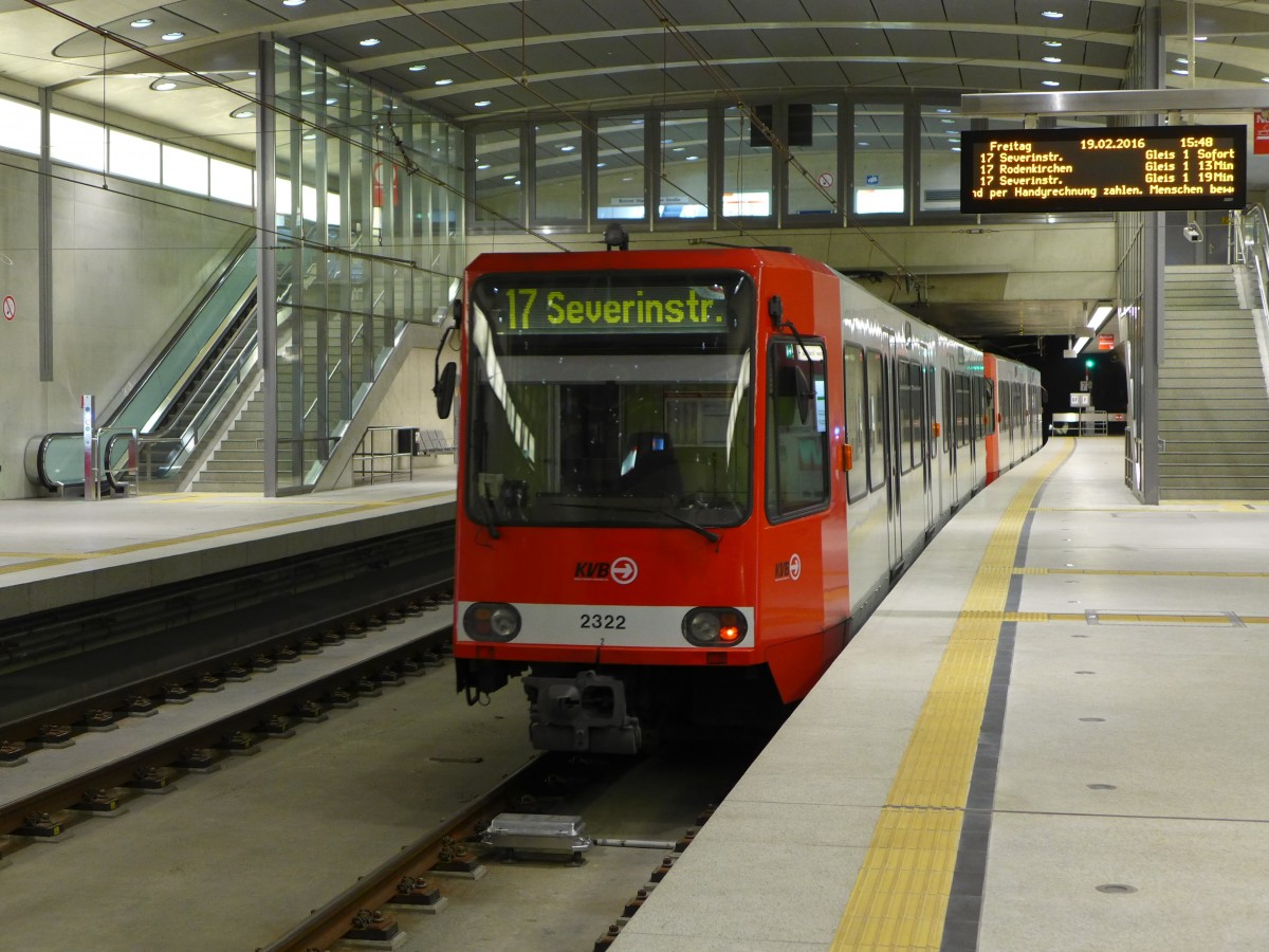 2322 der KVB verlässt als Linie 17 ((Sürth-)Rodenkirchen - Severinstraße) die neue Haltestelle  Bonnerwall . (19.02.2016)
Wie man an der Anzeige rechts erkennen kann, wird auf beiden Gleisen in beide Richtungen gefahren. Das liegt daran, dass es auf der Strecke keine Möglichkeit gibt das Gleis zu wechseln. Die nächste Möglichkeit wäre erst hinter der Station  Severinstraße , doch der Abschnitt ist noch nicht in Betrieb.