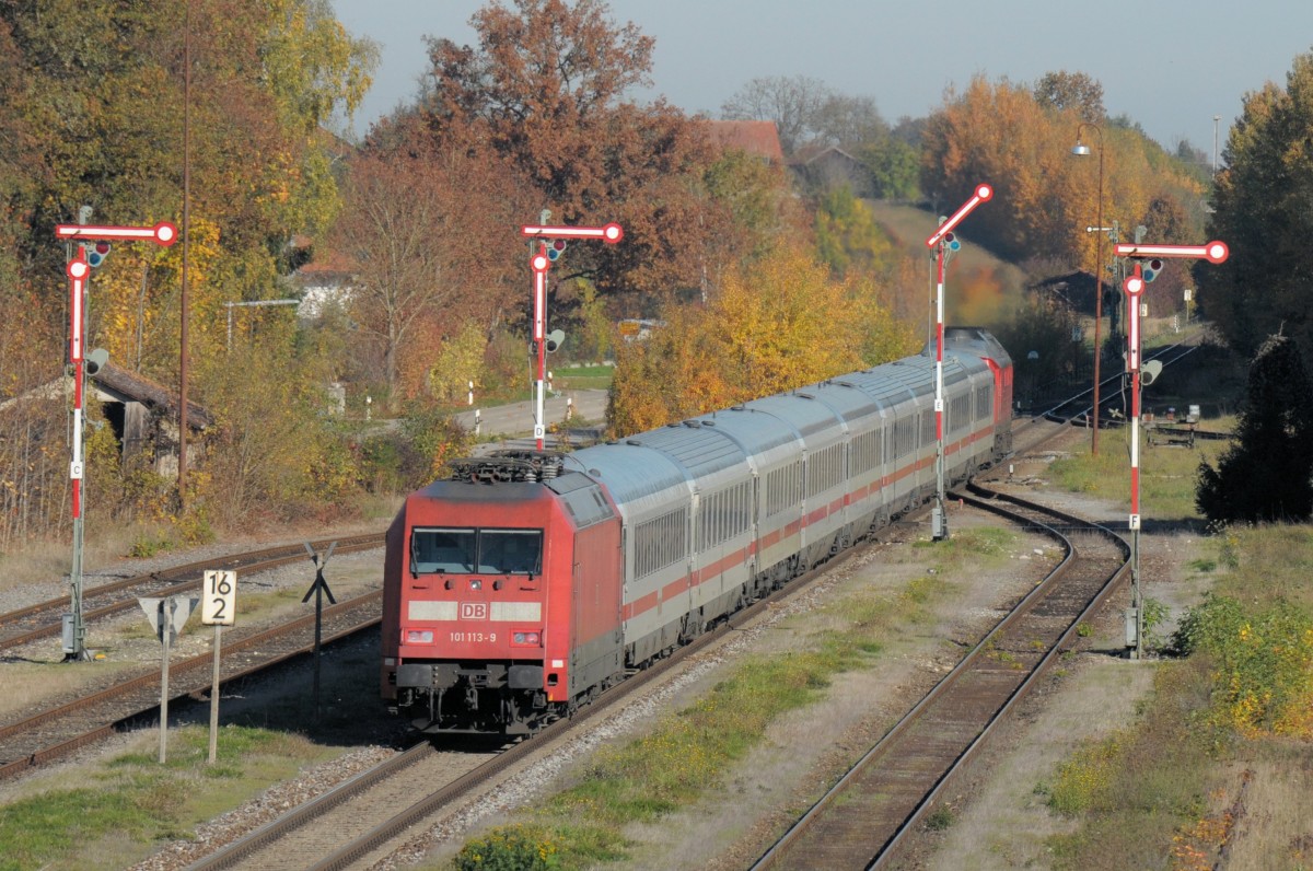 232240 mit EC 218 und 101 113 im Schlepp am 26.10.13 in Garching an der Alz