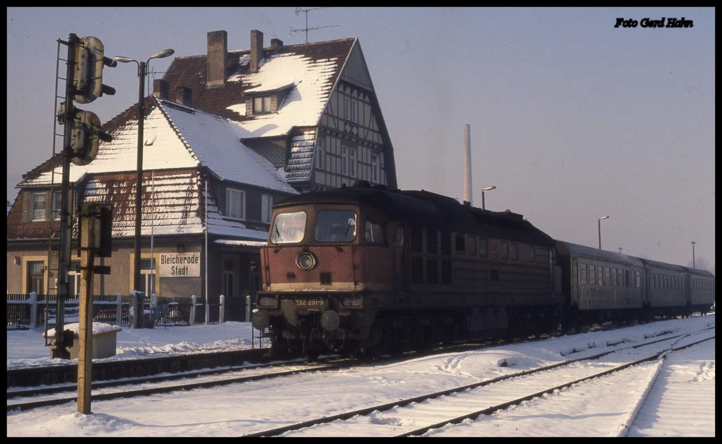 232291 mit dem P 14551 am 3.2.1992 um 11.35 Uhr in Bleicherode Stadt. Wenig später fuhr der Zug weiter nach Bleicherode Ost. 