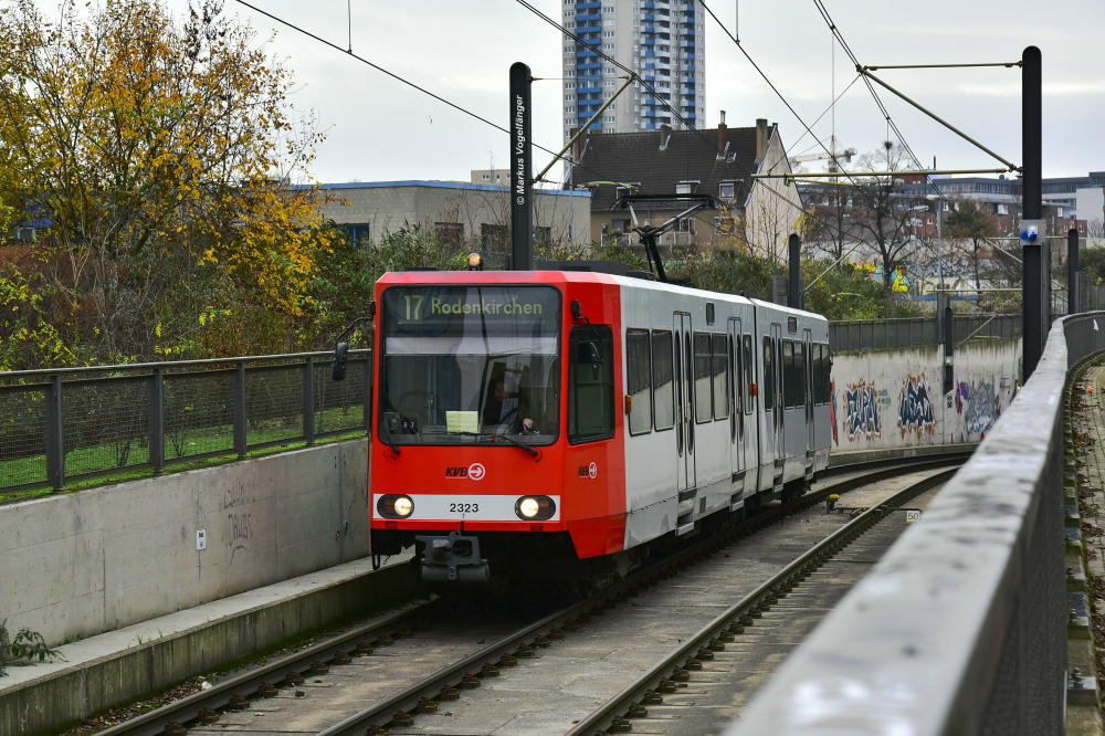2323 wurde die Ganzreklame  Rente-muss-reichen.de  entfernt. Hier zu sehen auf der Rampe der Nord-Süd-Stadtbahn am 07.12.2017.