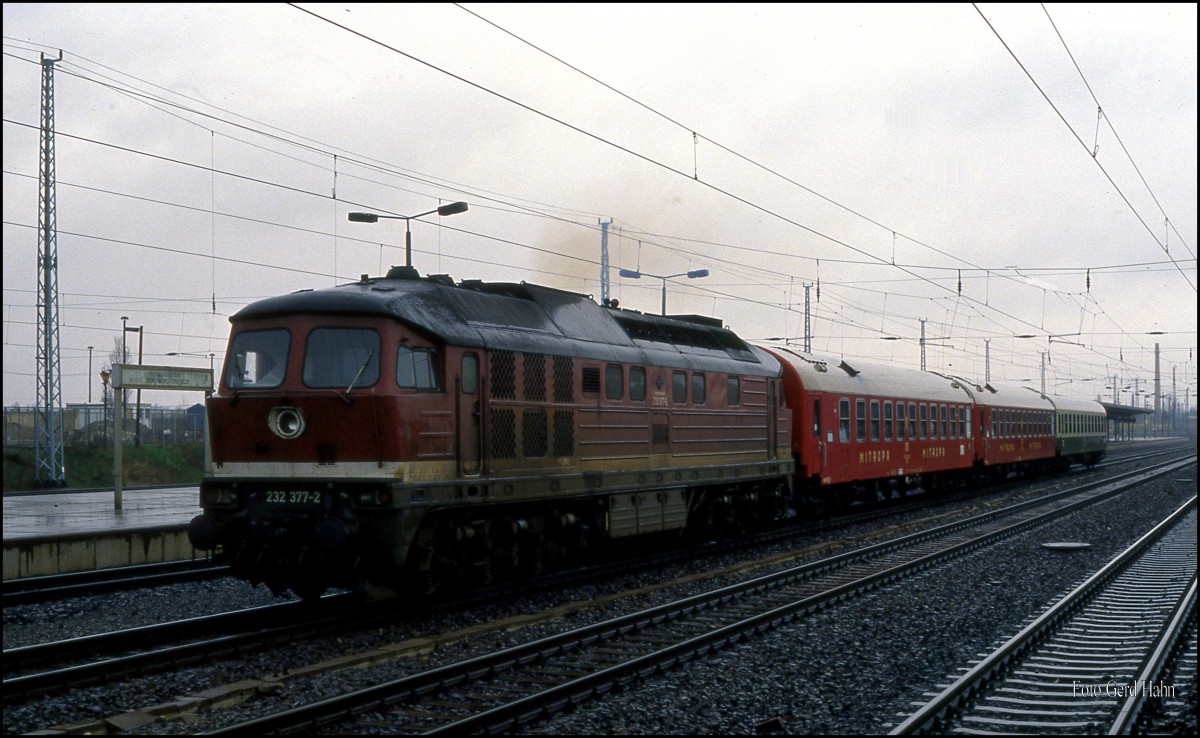 232377 hatte bei der Durchfahrt in Berlin Schönefeld am 16.4.1992 unter anderem zwei Mitropa Schlafwagen am Haken!