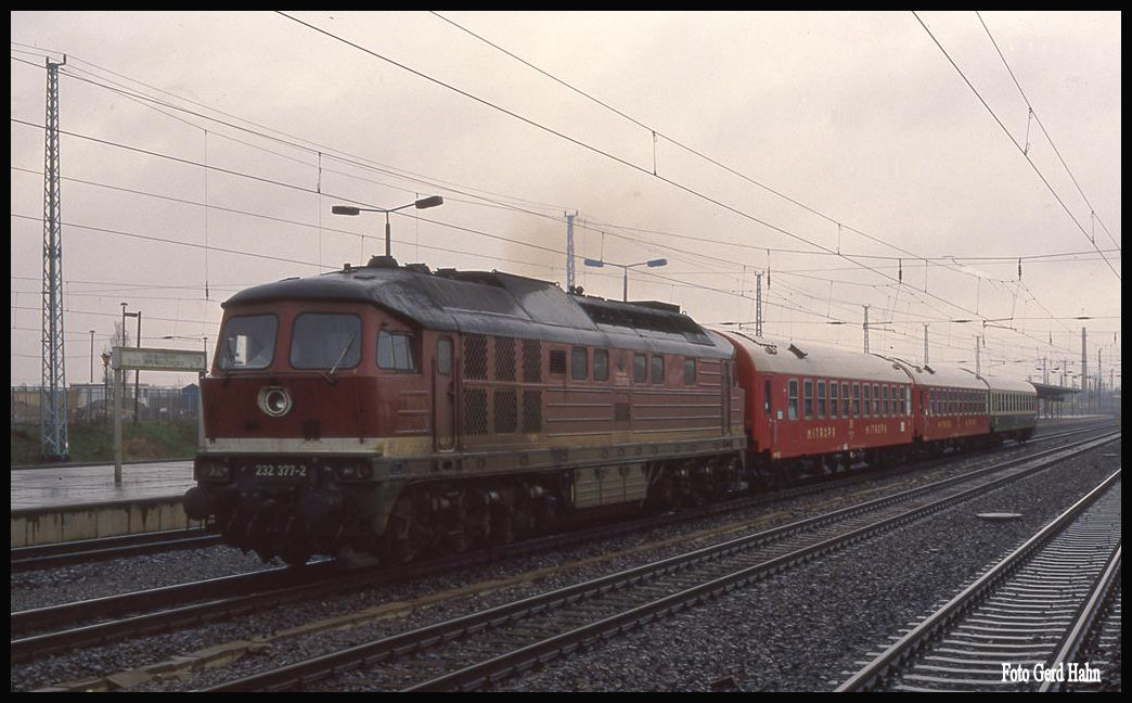232377 kam am 16.4.1992 mit ein paar Schlafwagen dahinter durch Berlin Warschauer Straße.